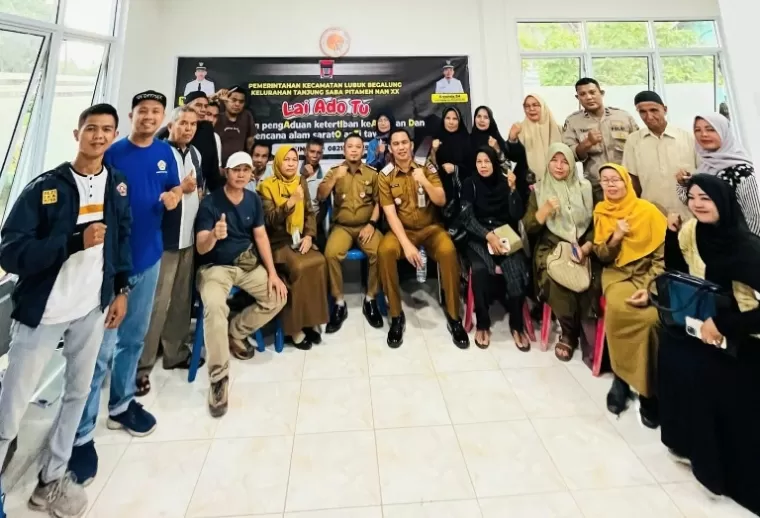 Camat Lubeg, Andi Amir bersama Lurah Lurah Tanjung Saba Pitameh Nan XX, Aryanda dan perangkatnya seusai launching inovasi 