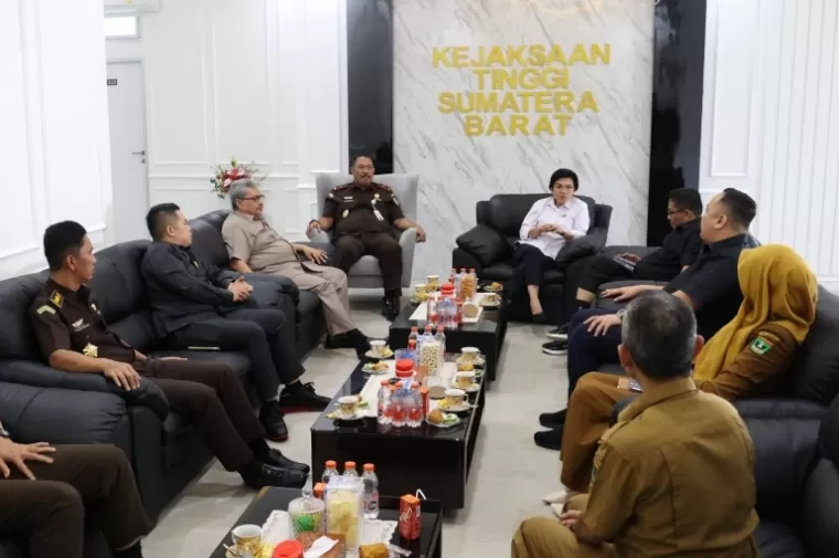 Unsur pimpinan DPRD Sumbar saat silaturahmi dengan Kajati Sumbar, Yuni Daru Winarsih di Padang, Selasa (15/10/2024). (dok : istimewa)