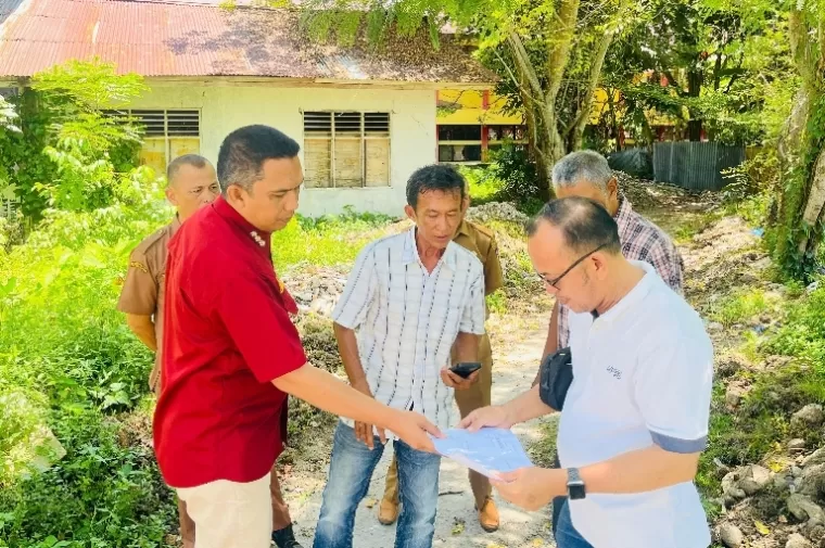 Camat Lubeg, Andi Amir dampingi tim teknis Balai Wilayah Sungai Sumbar (BWSS) untuk menbuat sumur bor di Padang sebelah Gedung Balai Basuo Kecamatan Lubeg, Selasa siang (22/10/2024). (dok : istimewa)