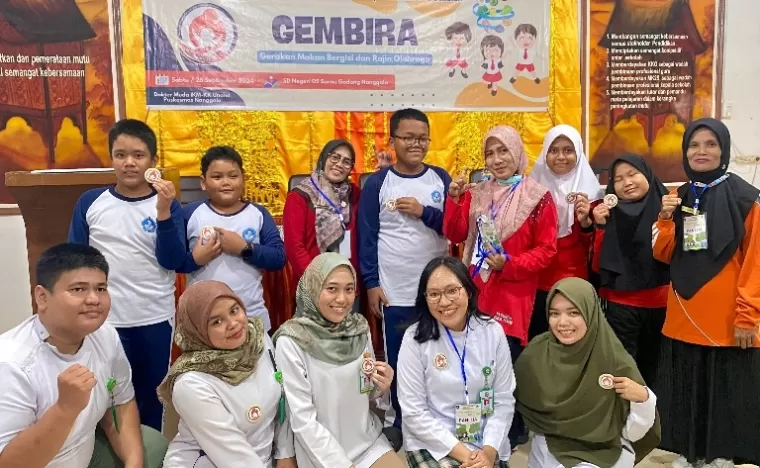 Dokter muda IKM-KK FK Unand Puskesmas Nanggalo Padang lakukan aksi program GEMBIRA bagi anak SD di Kecamatan Nanggalo, beberapa hari lalu. (dok : istimewa)
