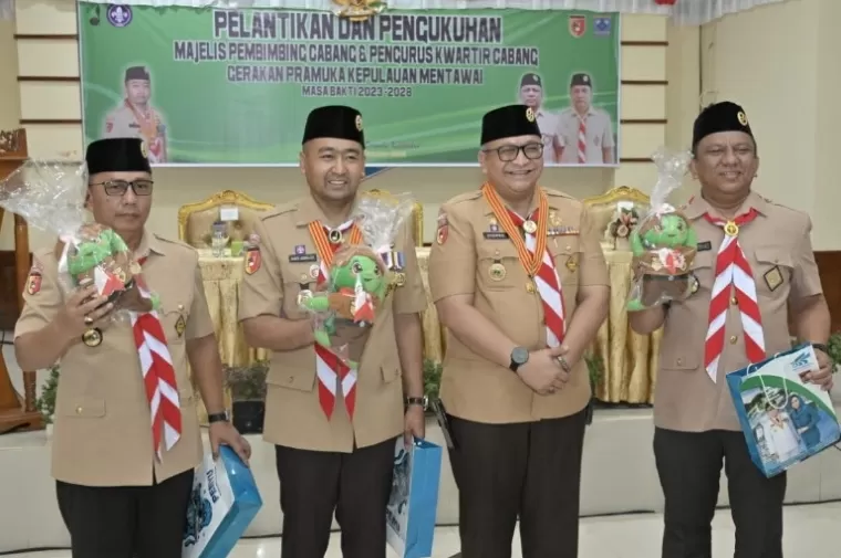 Plt Gubernur Sumbar Audy Joinaldy usai melantik kepengurusan Gerakan Pramuka Kabupaten Kepulauan Mentawai masa bakti 2023-2028 di Aula Kantor Bupati Kepulauan Mentawai,  Minggu (13/10/2024). (dok : sumbarprov.go.id)