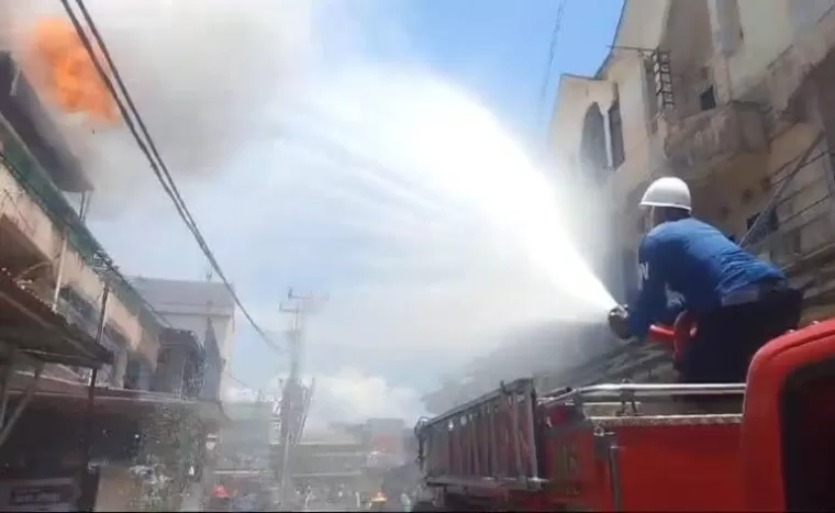 Petugas Damkar Padang berusaha padamkan api yang membakar rumah tingkat tiga di Kampung Jao Dalam, Padang, Senin (21/10/2024). (dok : istimewa)