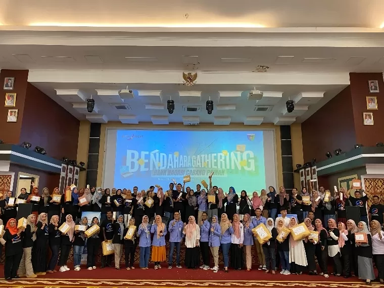 Pemimpin Cabang Bank Nagari Painan Helfiyanrika bersama bendaharawan saat Bendaharawan Gathering 2024 di Painan Convention Center, Rabu (16/10/2024). IST