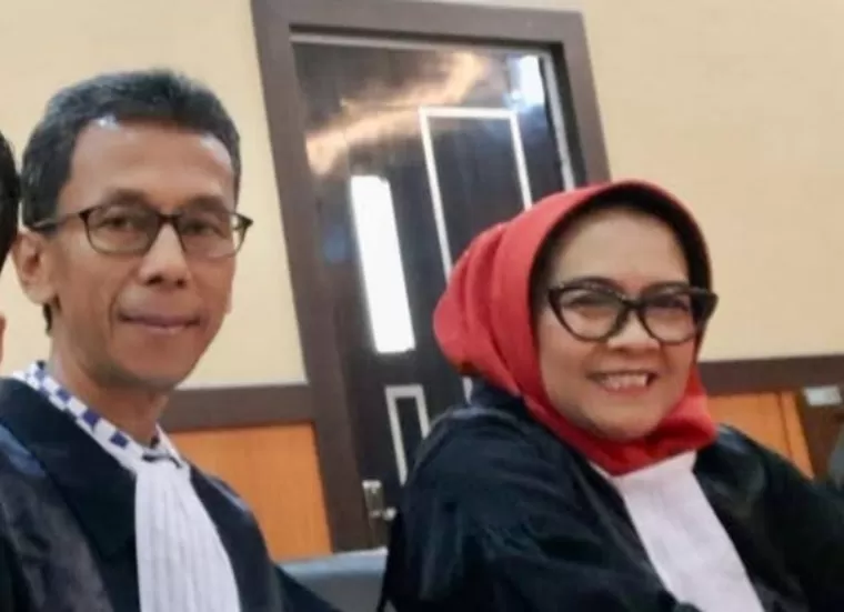 Aermadepa (kanan), berencana melaporkan Bawaslu Kota Solok ke KI Sumbar karena dinilai tidak transparan tangani dugaan pelanggaran kampanye. (dok : istimewa)