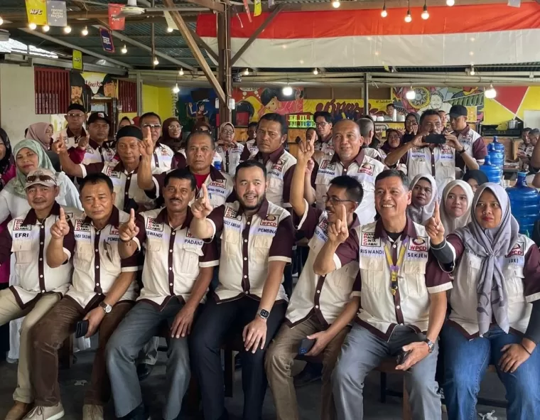 Calon Wali Kota Padang nomor urut 1, Fadly Amran, bersama anggota WPCD di Andalas, Kamis (24/10/2024). (dok : istimewa)