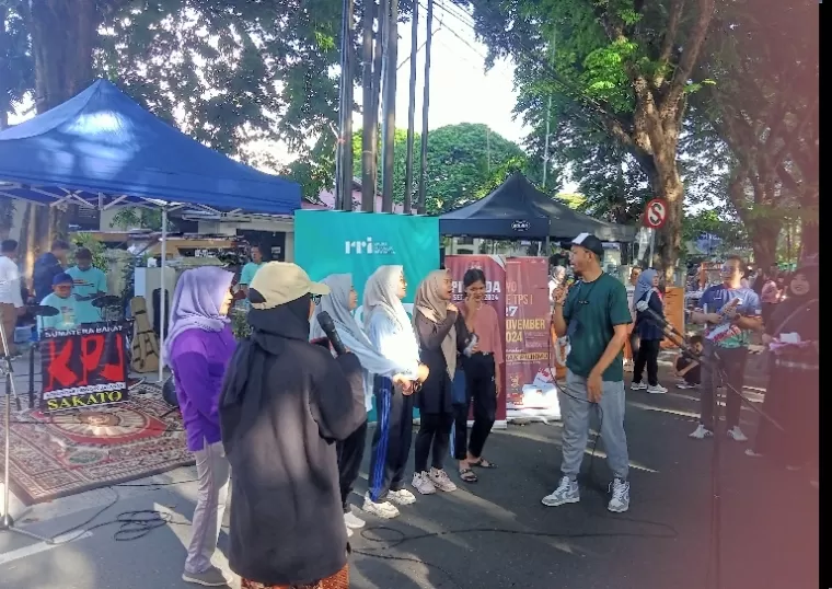 Masyarakat yang mengikuti game yang diadakan KPU Sumbar saat sosialisasi pada CFD di depan Kantor Dinas Ketenagakerjaan Kota Padang, Minggu pagi (20/10/2024). (dok : arunala.com)