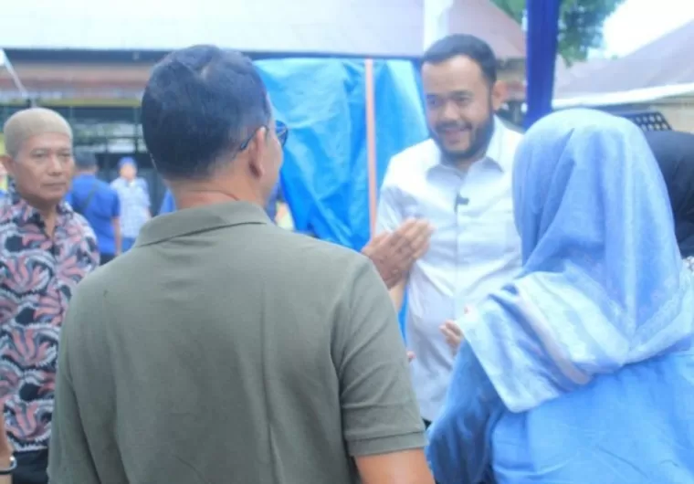 Calon Wali Kota Padang Fadly Amran berbincang dengan warga Gunung Sarik saat berkampanye di wilayah tersebut, Selasa (15/10/2024).(dok : istimewa)