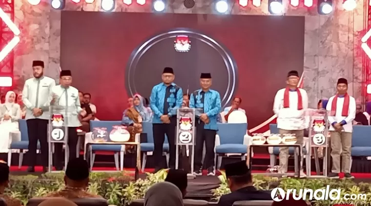 Tiga paslon Wali Kota dan Wakil Wali Kota Padang saling adu gagasan saat debat publik yang diadakan KPU Kota Padang di Hotel Mercure Padang, Sabtu malam (26/10/2024). (dok : arunala.com)
