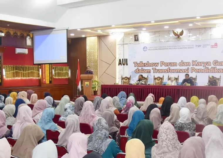 Kepala Dinas Dikpora Kota Pariaman, Kanderi berikan arahan pada para guru di acara Gelar Talkshow Peran dan Karya Guru, Sabtu (5/10/2024). (dok : istimewa)