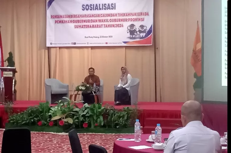 Anggota Bawaslu Sumbar Muhammad Khadafi saat jadi pembicara pada sosialisasi pengawasan kampanye Pilgub Sumbar 2024 di Padang, Rabu (23/10/2024). (dok : arunala.com)