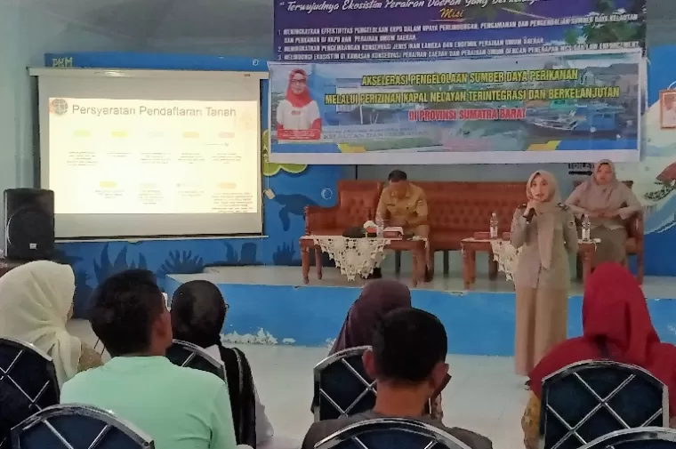 Petugas dari ATR/Agraria Kabupaten Padangpariaman, Vivi saat sosialisasi hak atas tanah bagi nelayan di aula UPT Balai Konservasi Penyu Sumbar di Kampung Apar, Kota Pariaman, Senin (14/10/2024). (dok : arunala.com)