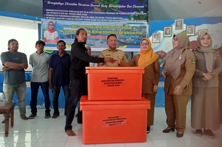 Kepala DKP Sumbar, Reti Wafda secara simbolis serahkan bantuan fish box kepada kelompok nelayan yang ada di Kota Pariaman dan Kabupaten Padangpariaman, Senin (14/10/2024). (dok : arunala.com)