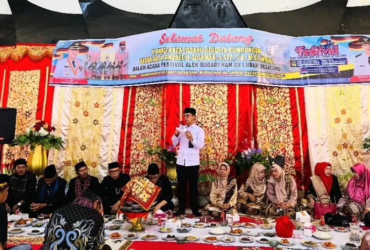 Asisten I Setko Padang, Edi Hasymi saat membuka acara Alek Nagari Nan XX Kecamatan Lubeg, di Balai Basuo kecamatan itu, Rabu siang (9/10/2024). (dok : humas kecamatan lubeg)