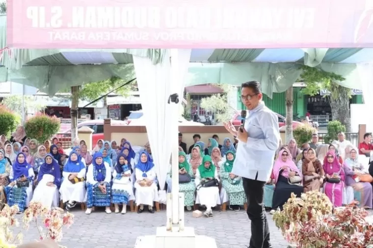 Wakil Ketua DPRD Sumbar, Evi Yandri Rajo Budiman saat tampung aspirasi masyarakat di kantor Camat Nanggalo, Rabu (30/10/2024). (dok : istimewa)