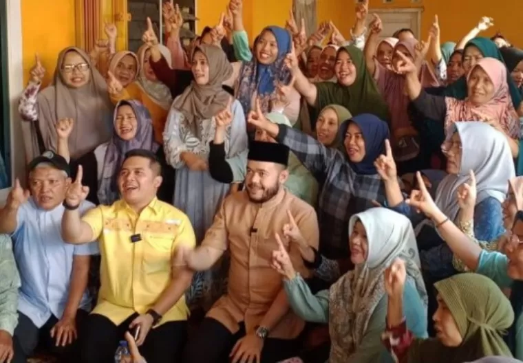 Cawako Padang, Fadly Amran didampingi Ketua DPD Golkar Padang, Muhammad Iqra Chissha silaturahmi dengan masyarakat Kampung Dalam, Kelurahan Padang Besi, Minggu (20/10/2024). (dok : istimewa)