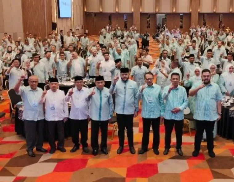 Paslon Wali Kota dan Wakil Wali Kota nomor urut 1, Fadly Amran-Maigus Nasir saat konsolidasi akbar tim pemenangan, di Padang, Minggu (20/10/2024). (dok : istimewa)