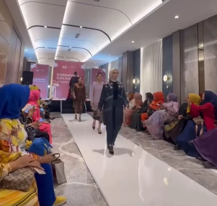 Fashion show 3 generasi menjadi daya tarik dalam KarnavALL Batik Indonesia 2024 di Foyer Andromeda Ballroom Mercure Padang, Rabu (16/10/2024). IST