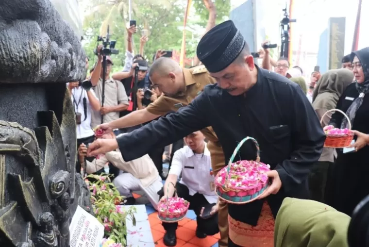 Fauzi Bahar bersama Plt Gubernur Sumbar Audy Joinaldy letakan karangan bunga di tugu gempa di Kota Padang, saat peringatan peristiwa gempa besar melanda Sumbar dan Padang beberapa tahun lalu. (dok : arunala.com)