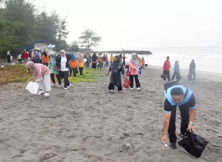 Sebagian tenaga hononer di Kota Pariaman bersihkan sampah berserakan di kawasan pantai yang menjadi tempat wisata andalan Kota Pariaman, Kamis pagi (10/10/2024). (dok : istimewa)