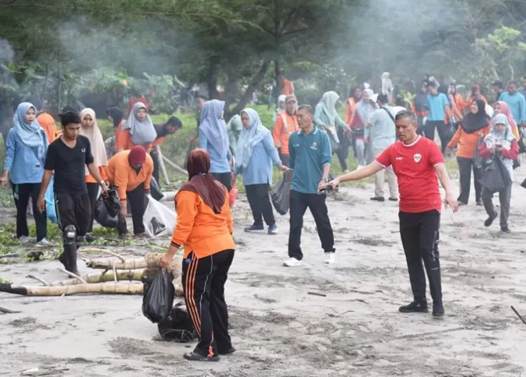 Pj Wali Kota Pariaman, Roberia (paling kanan) berbaur bersama ribuan tenaga honorer di pemko itu bersihkan Pantai Kata, Selasa pagi (8/10/2024). IST