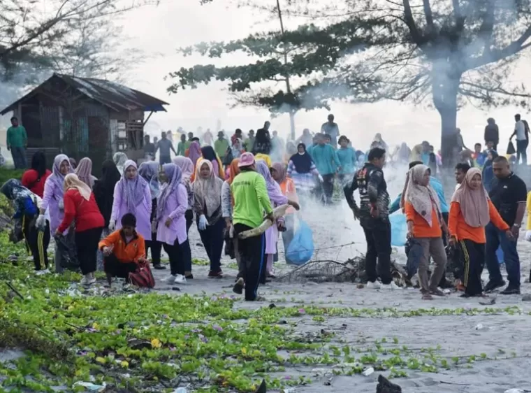 Para tenaga honorer di Pemko Pariaman bersama membersihkan sampah yang berserakan di Pantai Kata, Kota Pariaman, Rabu (9/10/2024). (dok : istimewa)