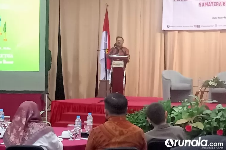 Ketua Bawaslu Sumbar, Alni saat membuka sosialisasi pengawasan kampanye pemilihan Gubernur dan Wakil Gubernur Sumbar, di Padang, Rabu (23/10/2024). (dok : arunala.com)