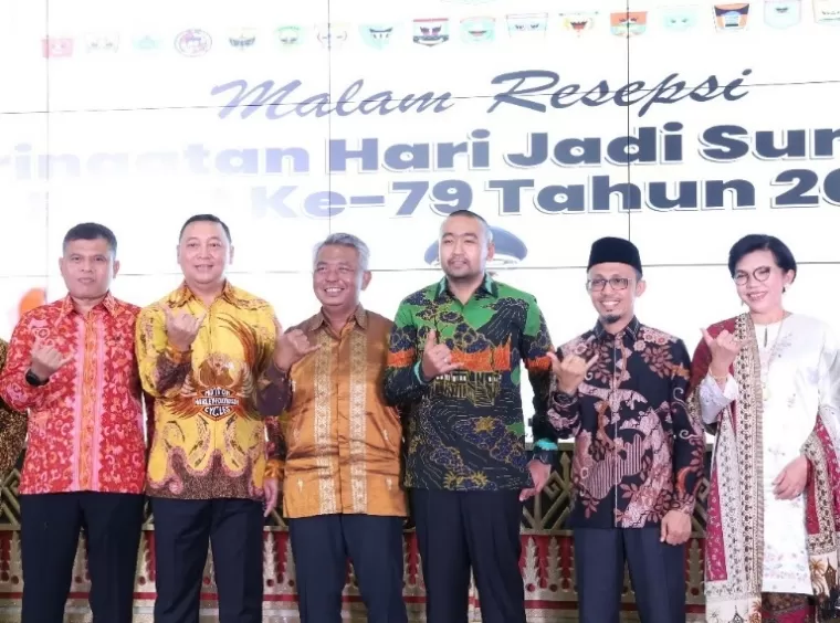 Wakil Ketua DPRD Sumbar sementara, Irsyad Syafar bersama Plt Gubernur Audy Joinaldy saat resepsi peringatan Hari Jadi Provinsi Sumbar ke-79 di Istana Gubernur Sumbar, Selasa (1/10/2024). (dok : istimewa)