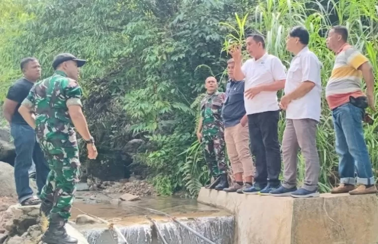 Camat Lubeg Andi Amir bersama Danramil dan perwakilan CST PT Semen Padang serta tokoh masyarakat Kelurahan Pegambiran Ampalu Nan XX, saat meninjau infrastruktur air bersih di kelurahan itu, Rabu (16/10/2024). (dok : istimewa)