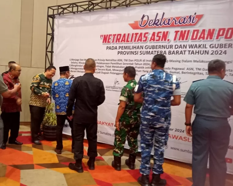 Ketua Bawaslu Sumbar, Alni saksikan unsur pimpinan OPD di Sumbar, TNI dan Polri tandatangan spanduk deklarasi dukung netralitas pada pilkada serentak Sumbar, Kamis (17/10/2024). (dok : arunala.com)