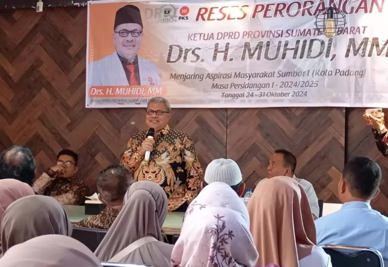 Ketua DPRD Sumbar, Muhidi bersama masyarakat Kelurahan Pasa Gadang, Kecamatan Padang Selatan, saat reses dapil, Minggu (27/10/2024). (dok : humas dprd sumbar)