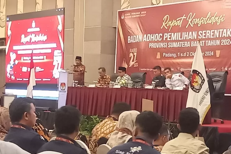 Ketua KPU Sumbar, Surya Efitrimen saat membuka rakor badan adhoc untuk pilkada serentak, di Padang, Selasa (1/10/2024). (dok : arunala.com)