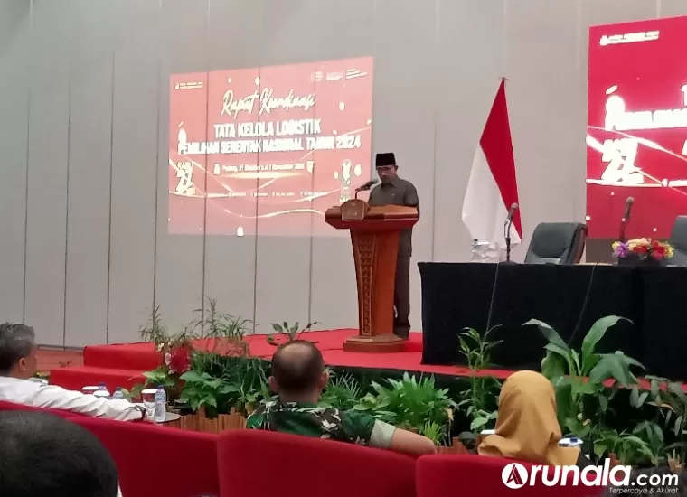 Ketua KPU Sumbar, Surya Efitrimen beri sambutan pada rakor tata kelola logistik pemilihan nasional 2024 di Sumbar, Kamis sore (31/10/2024). (dok : arunala.com)