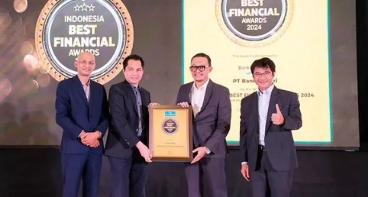 Pemimpin Divisi Manajemen Risiko Bank Nagari Quinda Syafrun Hadi menerima penghargaan dalam ajang 6th The Iconomics Indonesia Best Financial Awards 2024, yang diselenggarakan di JS Luwansa Hotel Jakarta, Jumat (18/10/2024). IST