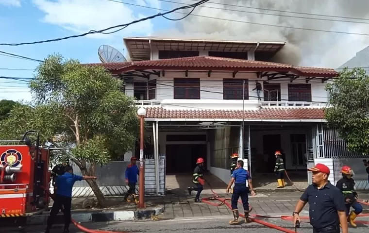 Beberapa petugas Damkar berusaha memadamkan api yang ada di lantai 3, rumah milik salah seorang warga di Jalan Nipah Berok, Minggu siang (13/10/2024). (dok : istimewa)