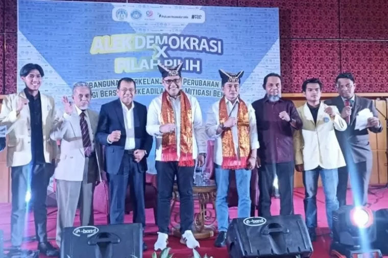 Paslon Gubernur dan Wakil Gubernur Sumbar Epyardi-Ekos bersama para mahasiswa UNP seusai gelar kegiatan debat calon versi mahasiswa di Padang, Senin (7/10/2024). (dok : istimewa)