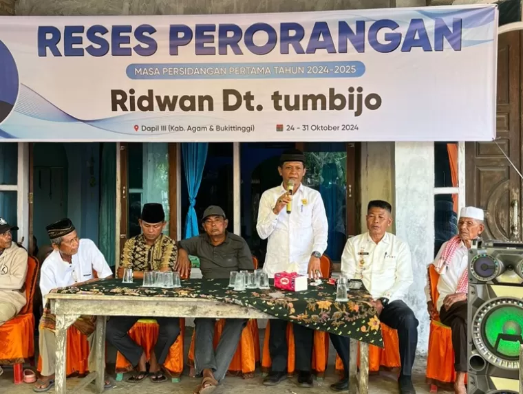 Anggota DPRD Sumbar Ridwan Dt Tumbijo bersama masyarakat Nagari Tiku Limo Jorong saat reses, Jumat (25/10/2024). IST