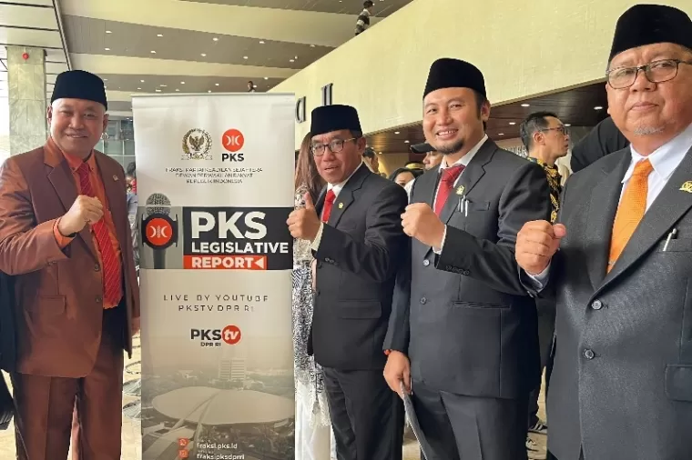 Anggota DPR RI asal Sumbar Rahmat Saleh bersama kader PKS dari provinsi lain usia pelantikan di Jakarta, Selasa (1/10/2024). (dok : istimewa)