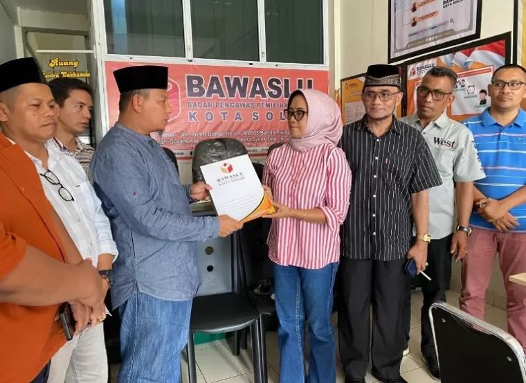 Armadepa mengadukan ke Bawaslu Kota Solok terkait dugaan pelanggaran kampanye Pilkada 2024, Jumat (3/10/2024). (dok : istimewa)