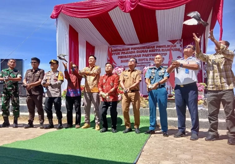 Anggota Bawaslu Sumbar, Muhammad Khadafi bersama Ketua Bawaslu Padang, Eris Nanda dan unsur lainnya saat lepas burung Merpati saat deklarasi damai di Kota Padang, Senin (28/10/2024). (dok : arunala.com)