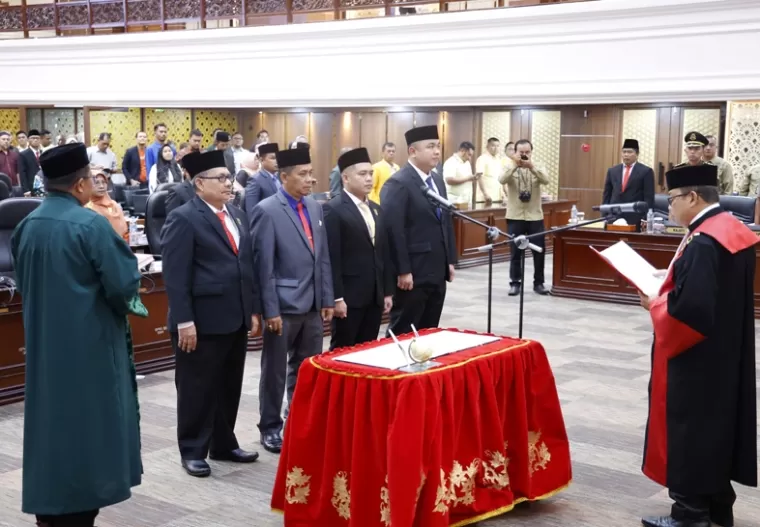 Ketua Pengadilan Tinggi Padang saat Pengucapan Sumpah/Janji Pimpinan Definitif DPRD Sumbar periode 2024-2029, Rabu (9/10/20024). (dok ; istimewa)