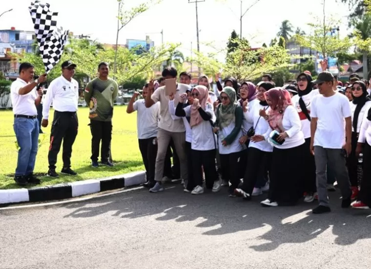 Pj Sekretaris Kota (Sekko) Pariaman Yaminu Rizal usai melepas peserta jalan santai memperingati Hari Jalan Kaki Sedunia, Rabu (2/10/2024). (dok : istimewa)