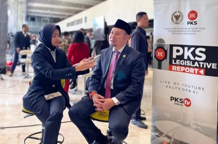 Anggota DPR RI Fraksi PKS, Rahmat Saleh saat diwawancarai media setelah pelantikan Prabowo Subianto dan Gibran Rakabuming Raka, sebagai Presiden dan Wakil Presiden RI di Gedung Senayan, Jakarta, Minggu (20/10/2024). (dok : istimewa)