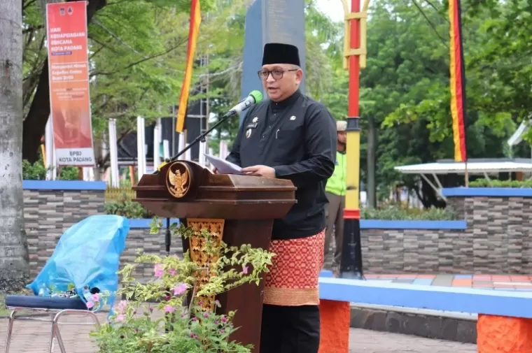 Pj Wali Kota Padang, Andree Algamar saat peringatan HKB di Tugu gempa kawasan Taman Melati Padang, kemarin. (dok : arunala.com)