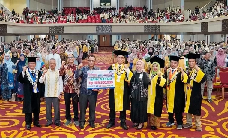 Pemimpin Divisi Capital Bank Nagari Yunasrul menyerahkan CSR ke Rektor UNP Krismadinata PhD saat Puncak Perayaan Dies Natalis UNP, Jumat (25/10/2024). Humas Bank Nagari