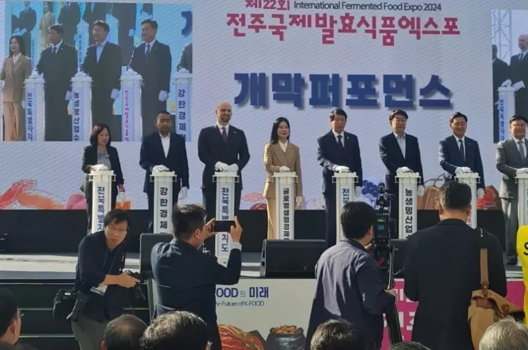 Plt Gubernur Sumbar Audy Joinaldy ikut hadir membuka iven IFFE 2024 di Jeonju City, Korsel, Minggu (27/10/2024). (dok : sumbarprov.go.id)