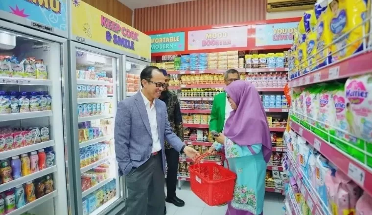 Rektor Unand Efa Yonnedi PhD meninjau Tefa Budiman Mart usai peresmian, Kamis (10/10/2024). Humas Unand Rektor Unand Efa Yonnedi PhD meninjau Tefa Budiman Mart usai peresmian, Kamis (10/10/2024). Humas Unand