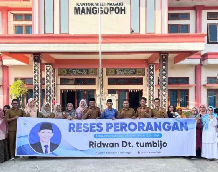 Anggota DPRD Sumbar, Ridwan Dt Tumbijo bersama generasi muda di Pustaka Nagari Manggopoh, Lubuk Basung, Agam, Selasa (29/10/2024). (dok : istimewa)