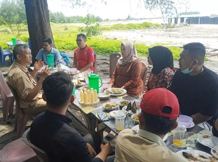Pj Wali Kota Pariaman, Roberia bersama beberapa pelaku UMKM bicarakan kondisi kebersihan pantai di Kota Pariaman, Senin (7/10/2024). (dok : istimewa)