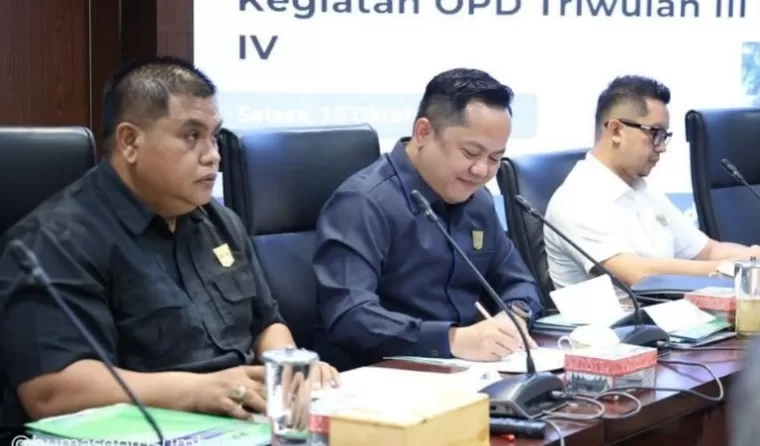 Sekretaris Komisi IV DPRD Sumbar, Verry Mulyadi (paling kiri) saat rapat bersama mitra belum lama ini. (dok : humas dprd sumbar)