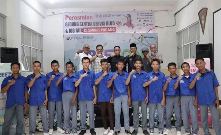 Wakil Ketua DPRD Sumbar sementara, Evi Yandri Rajo Budiman, saat Sosialisasi Refrigeran Ramah Lingkungan karya anak bangsa yang digelar di SMKN 5 Padang, pada Sabtu (5/10/2024). (dok : istimewa)